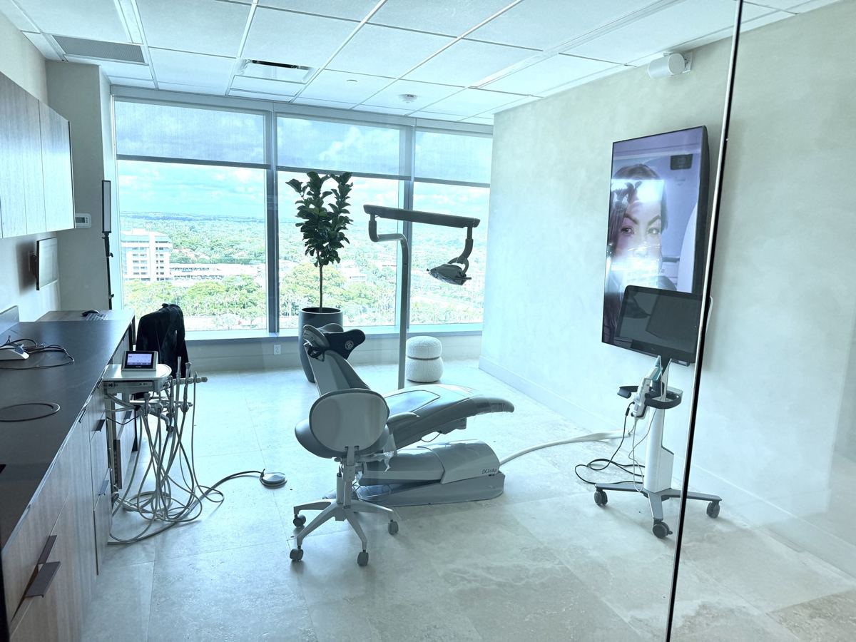 Dentro de Pler Smile Dadeland — sala de tratamiento